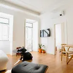 شقة 63 Letter - Sun-filled & Quiet With Elevator Access *