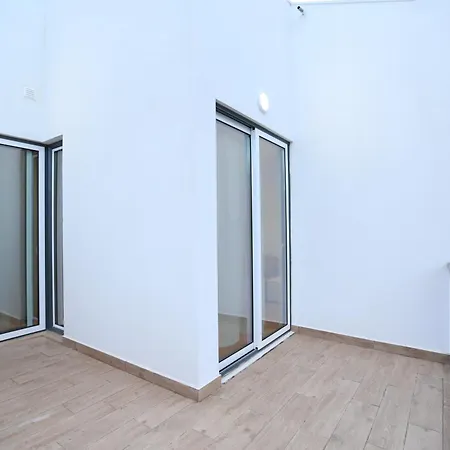 63 Letter - Sun-Filled & Quiet Apartments With Elevator Access