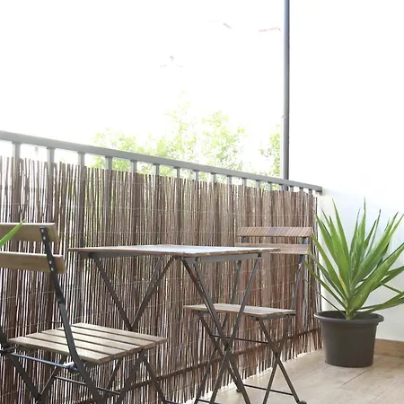 63 Letter - Sun-Filled & Quiet Apartments With Elevator Access 아파트