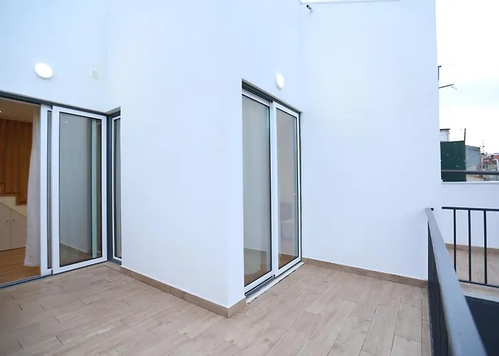 63 Letter - Sun-filled & Quiet With Elevator Access Apartment *