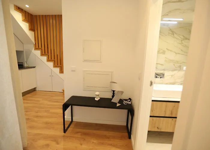 63 Letter - Sun-filled & Quiet With Elevator Access * Lisbon