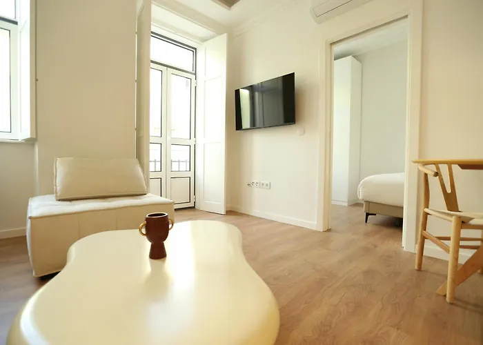 63 Letter - Sun-filled & Quiet With Elevator Access * Lisbon
