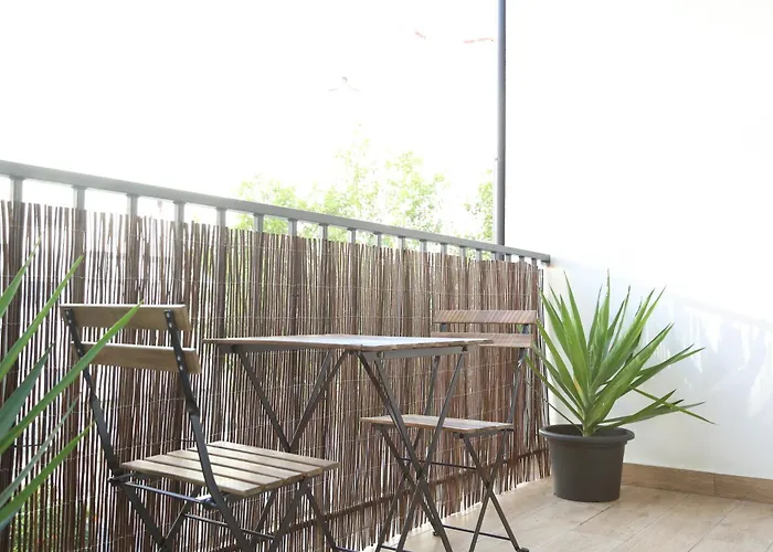 63 Letter - Sun-filled & Quiet With Elevator Access アパート