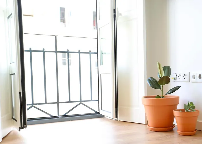 63 Letter - Sun-filled & Quiet With Elevator Access *