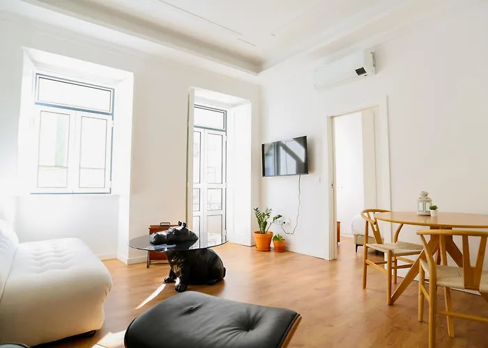 Apartment 63 Letter - Sun-filled & Quiet With Elevator Access *