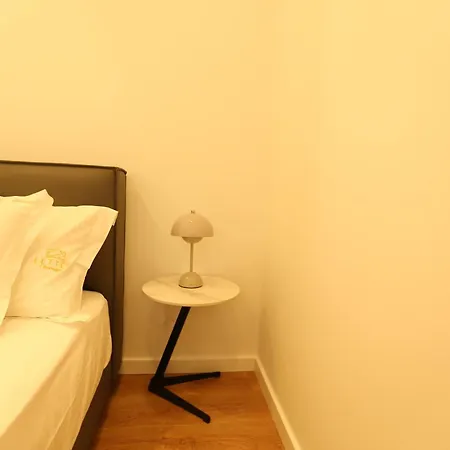 63 Letter - Sun-Filled & Quiet Apartments With Elevator Access *