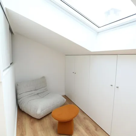 63 Letter - Sun-Filled & Quiet Apartments With Elevator Access *