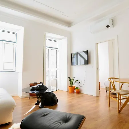 דירה 63 Letter - Sun-filled & Quiet With Elevator Access *